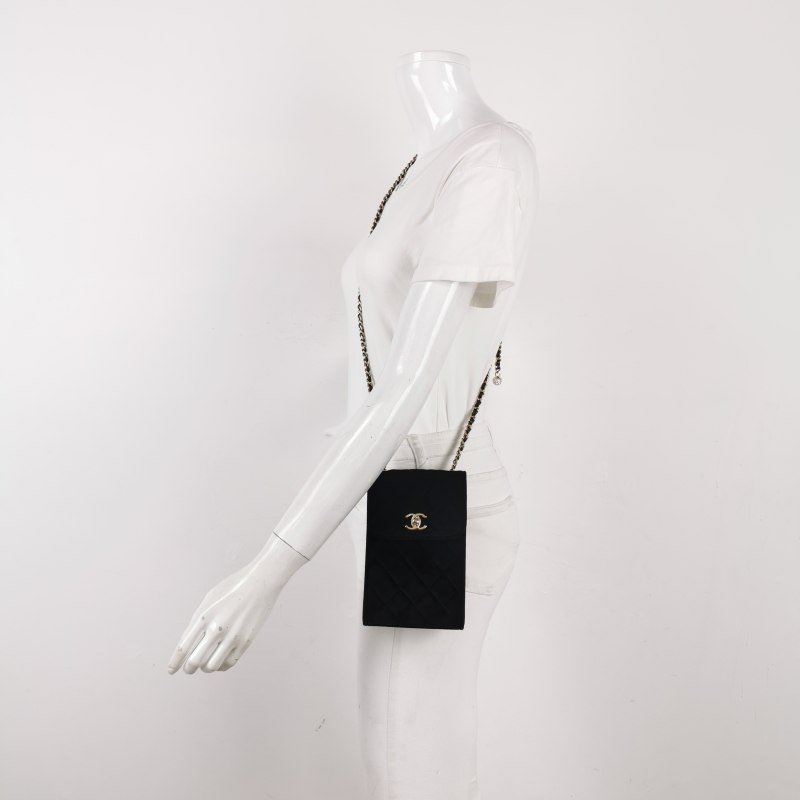 Chanel 絨布純色菱格絎縫雙C扣斜背包-1