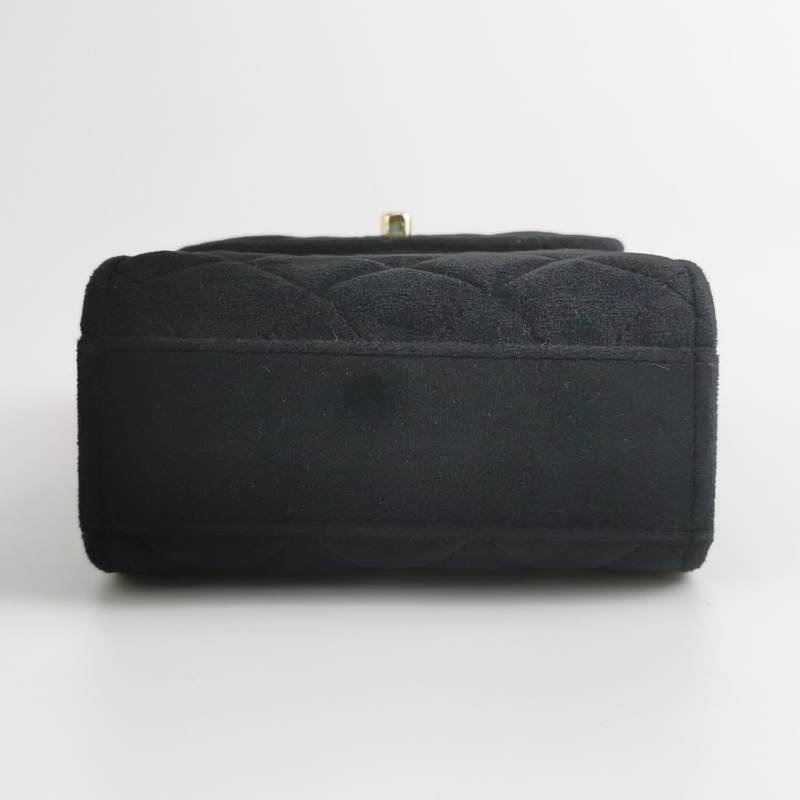 Chanel 絨布純色菱格絎縫雙C扣斜背包-5