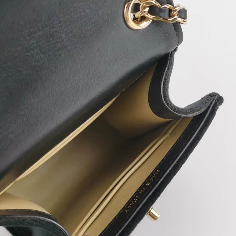 Chanel 絨布純色菱格絎縫雙C扣斜背包-6