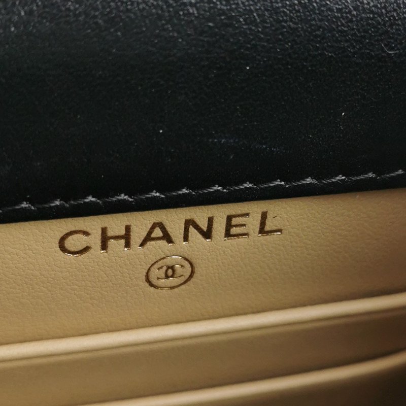 Chanel 絨布純色菱格絎縫雙C扣斜背包-7