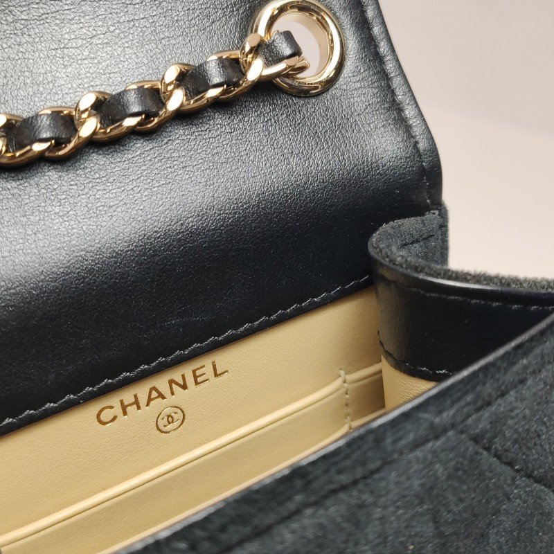 Chanel 絨布純色菱格絎縫雙C扣斜背包-9