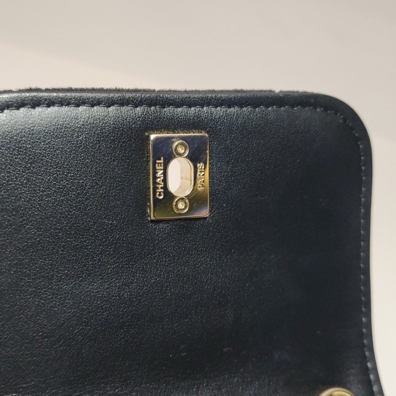 Chanel 絨布純色菱格絎縫雙C扣斜背包-10