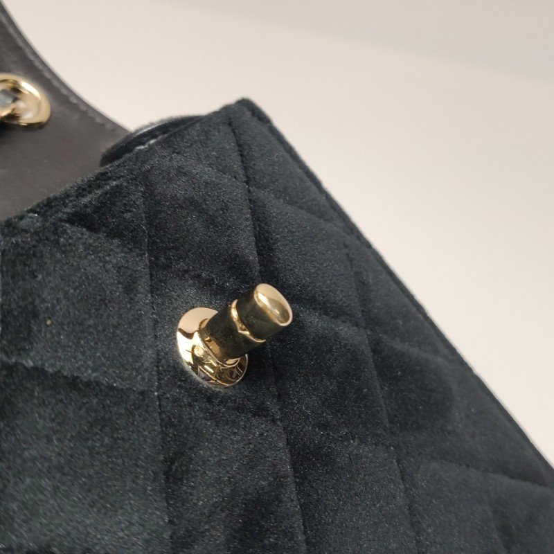 Chanel 絨布純色菱格絎縫雙C扣斜背包-11