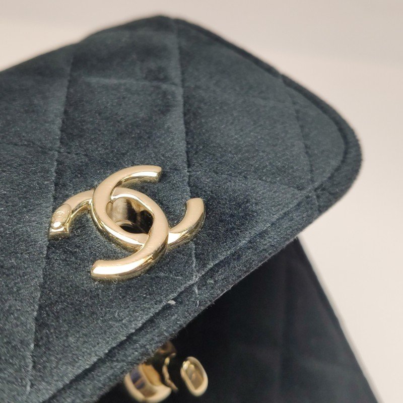 Chanel 絨布純色菱格絎縫雙C扣斜背包-12