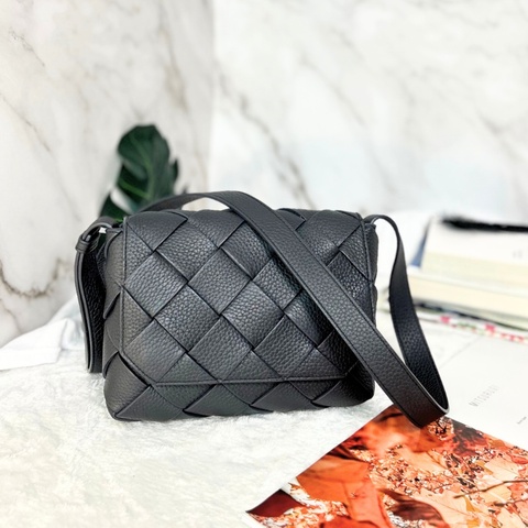 BV Diago 小號牛皮編織翻蓋磁扣式肩背包