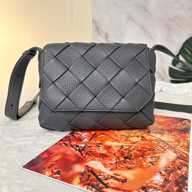 BV Diago 小號牛皮編織翻蓋磁扣式肩背包-5