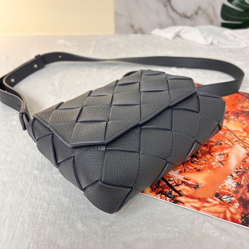 BV Diago 小號牛皮編織翻蓋磁扣式肩背包-12