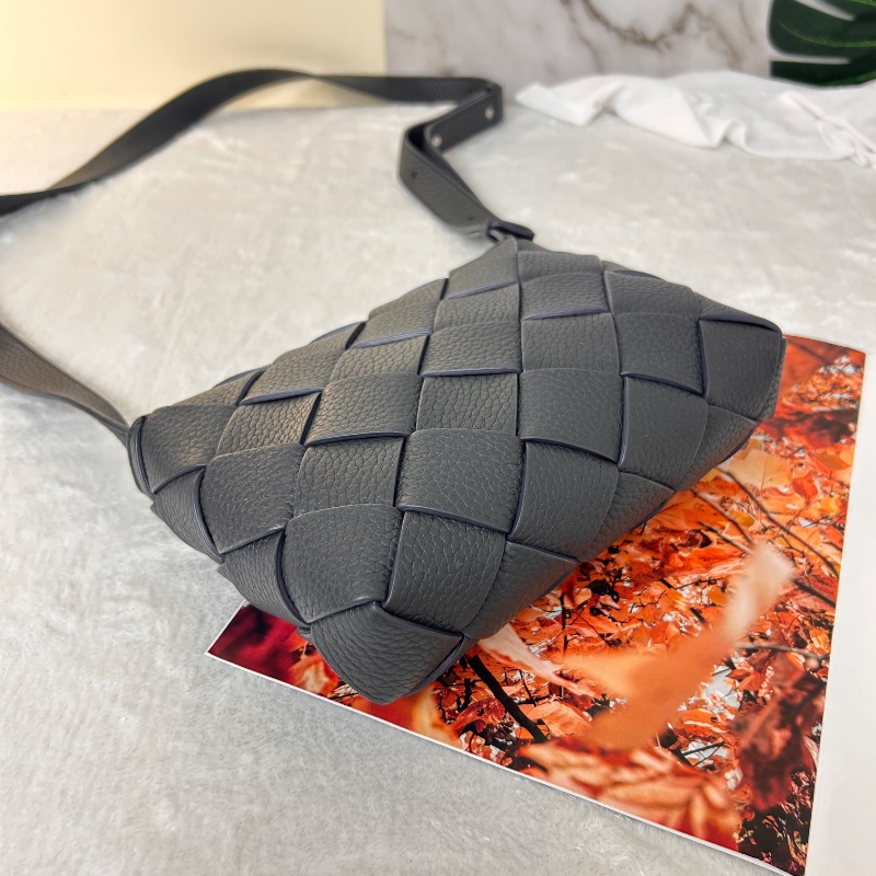 BV Diago 小號牛皮編織翻蓋磁扣式肩背包-14