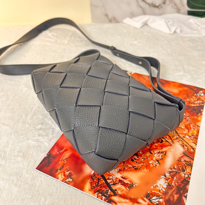 BV Diago 小號牛皮編織翻蓋磁扣式肩背包-15