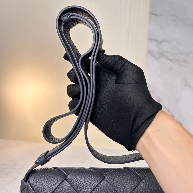 BV Diago 小號牛皮編織翻蓋磁扣式肩背包-16