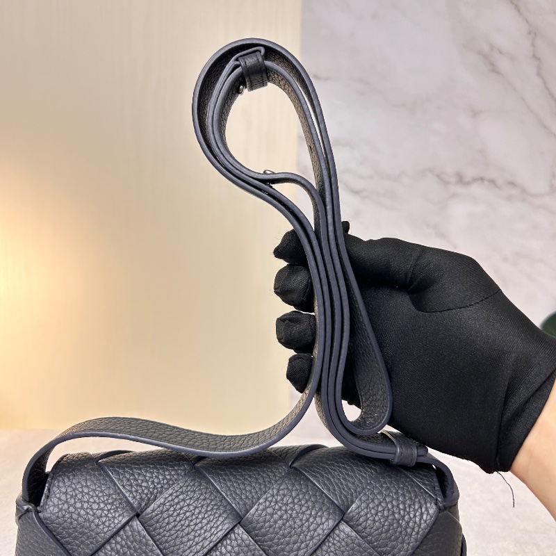 BV Diago 小號牛皮編織翻蓋磁扣式肩背包-17