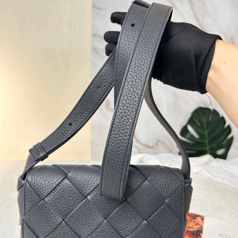 BV Diago 小號牛皮編織翻蓋磁扣式肩背包-18