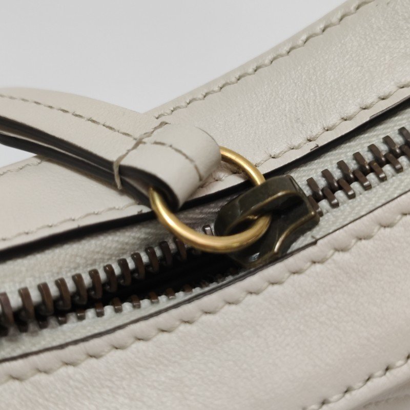 Gucci GG Marmont小號牛皮V紋絎縫雙G標誌斜背包單肩包-11