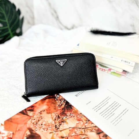 Prada Vitello Daino Triangle 粒紋皮革長夾 晶片款