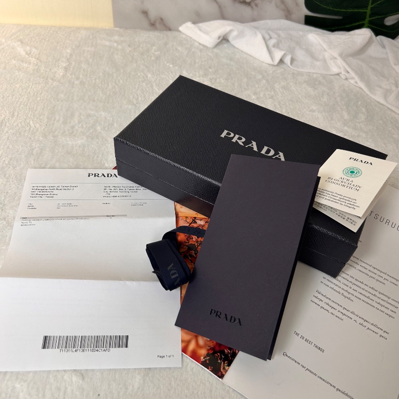 Prada Vitello Daino Triangle 粒紋皮革長夾 晶片款-4