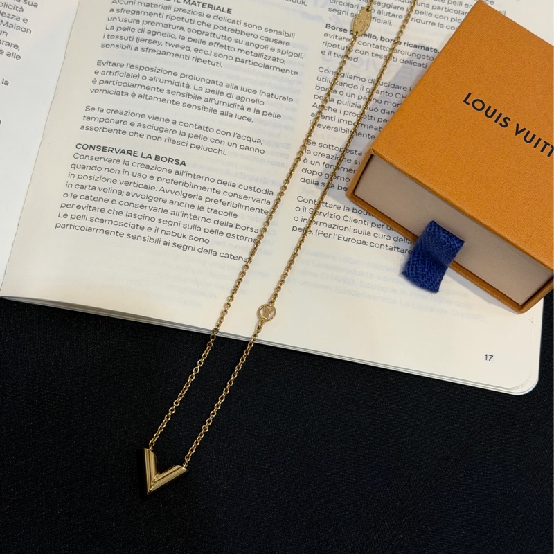 LV金色V字項鍊/M00857-0