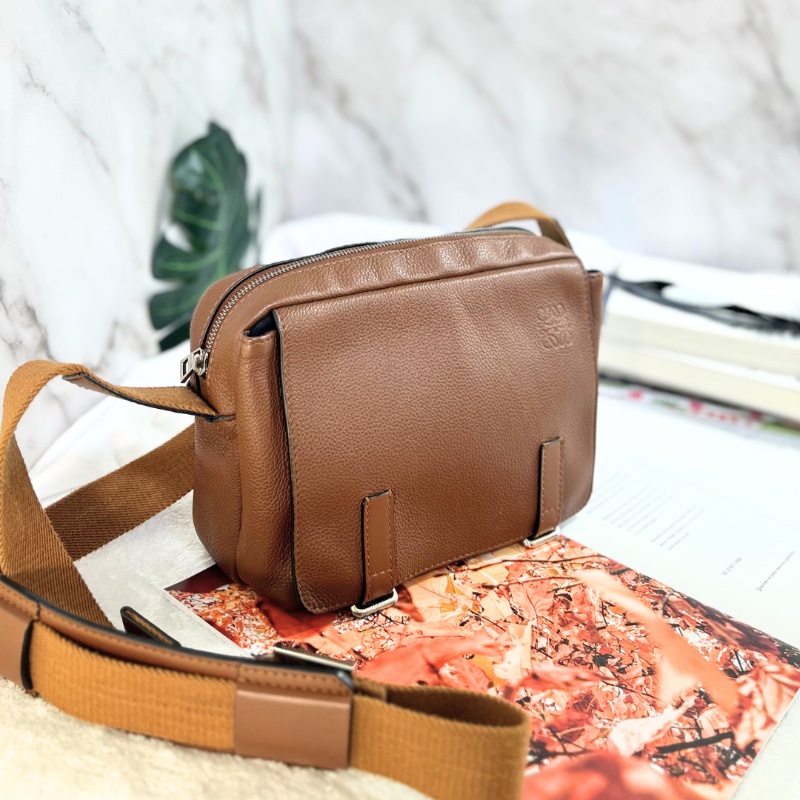 Loewe 羅威 Military 小款 粒面小牛皮翻蓋斜背包 2020年-0