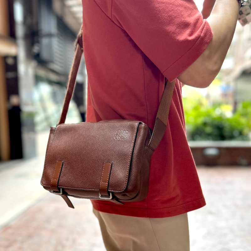 Loewe 羅威 Military 小款 粒面小牛皮翻蓋斜背包 2020年-1