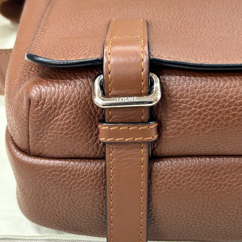 Loewe 羅威 Military 小款 粒面小牛皮翻蓋斜背包 2020年-2