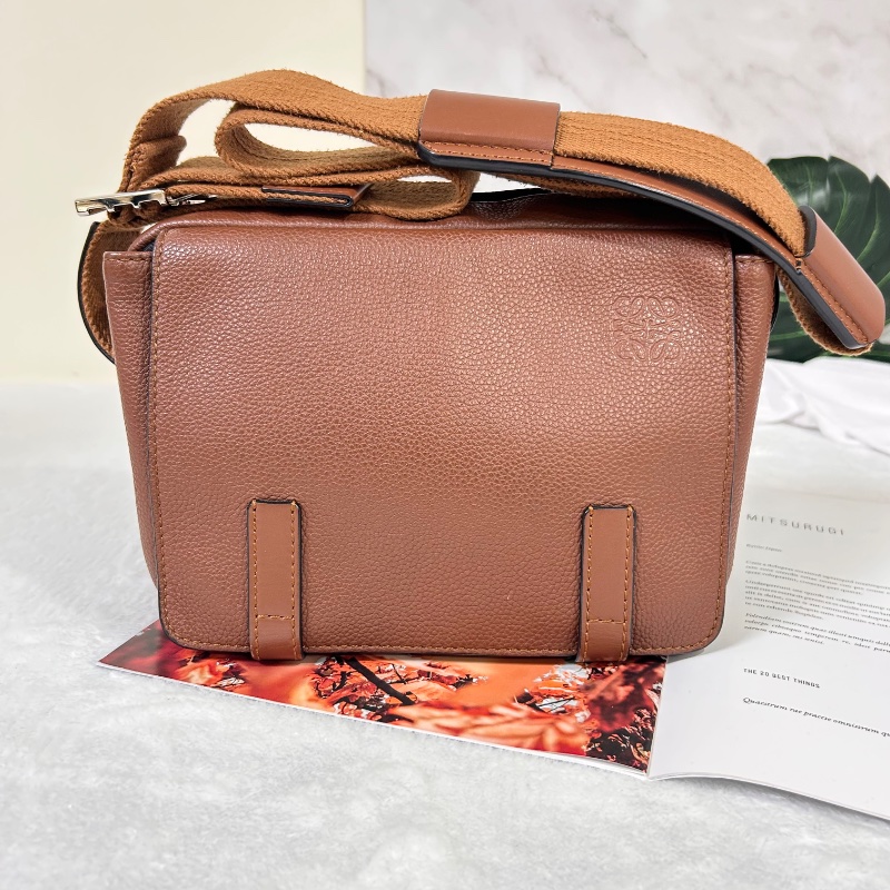 Loewe 羅威 Military 小款 粒面小牛皮翻蓋斜背包 2020年-8