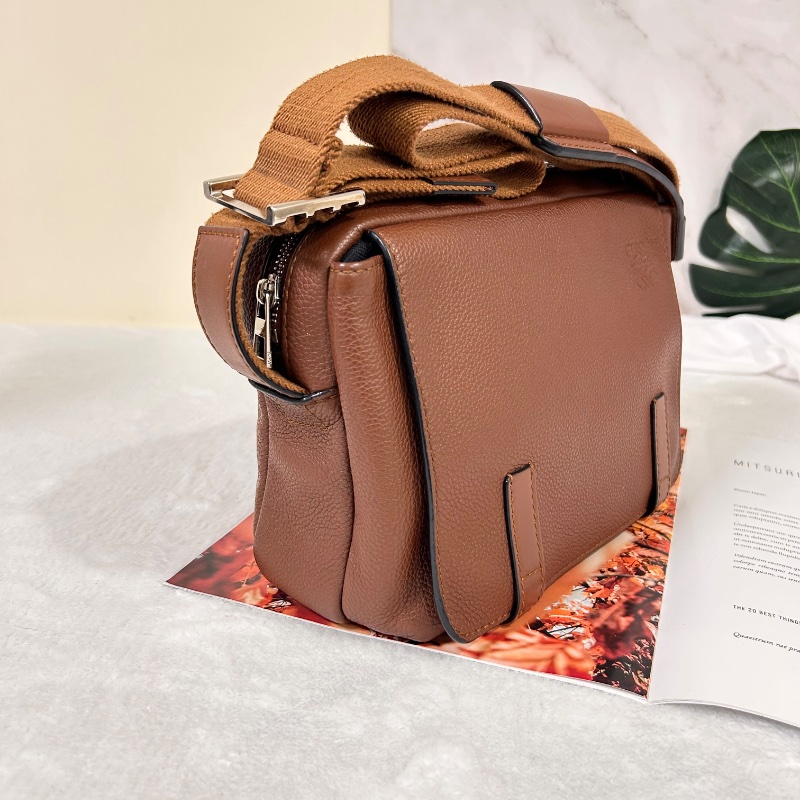 Loewe 羅威 Military 小款 粒面小牛皮翻蓋斜背包 2020年-9