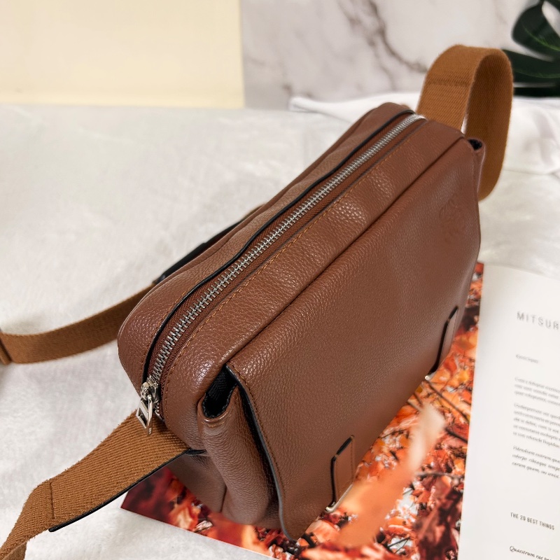 Loewe 羅威 Military 小款 粒面小牛皮翻蓋斜背包 2020年-16