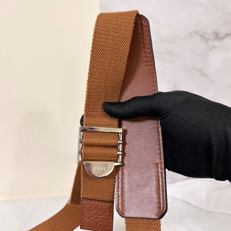 Loewe 羅威 Military 小款 粒面小牛皮翻蓋斜背包 2020年-18