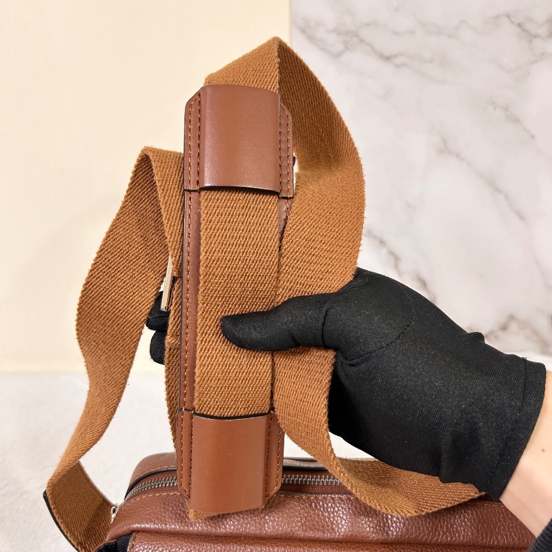 Loewe 羅威 Military 小款 粒面小牛皮翻蓋斜背包 2020年-19