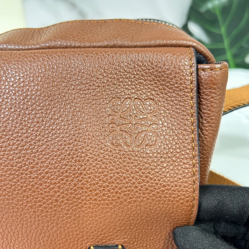 Loewe 羅威 Military 小款 粒面小牛皮翻蓋斜背包 2020年-23