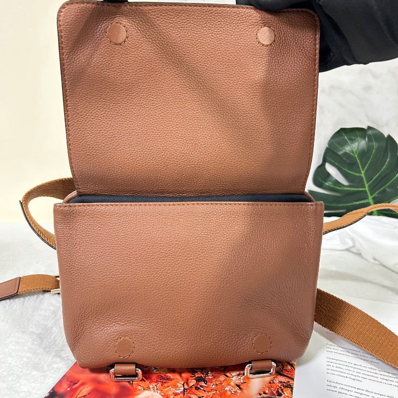 Loewe 羅威 Military 小款 粒面小牛皮翻蓋斜背包 2020年-24