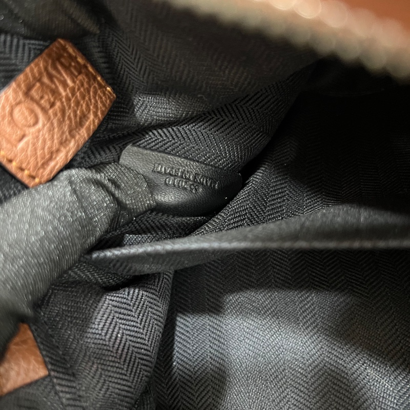 Loewe 羅威 Military 小款 粒面小牛皮翻蓋斜背包 2020年-26