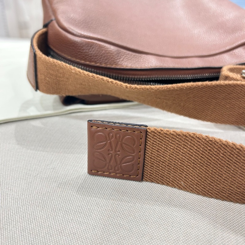 Loewe 羅威 Military 小款 粒面小牛皮翻蓋斜背包 2020年-31