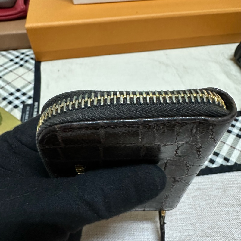miu miu 棕色鱷魚皮壓紋小零錢包-11