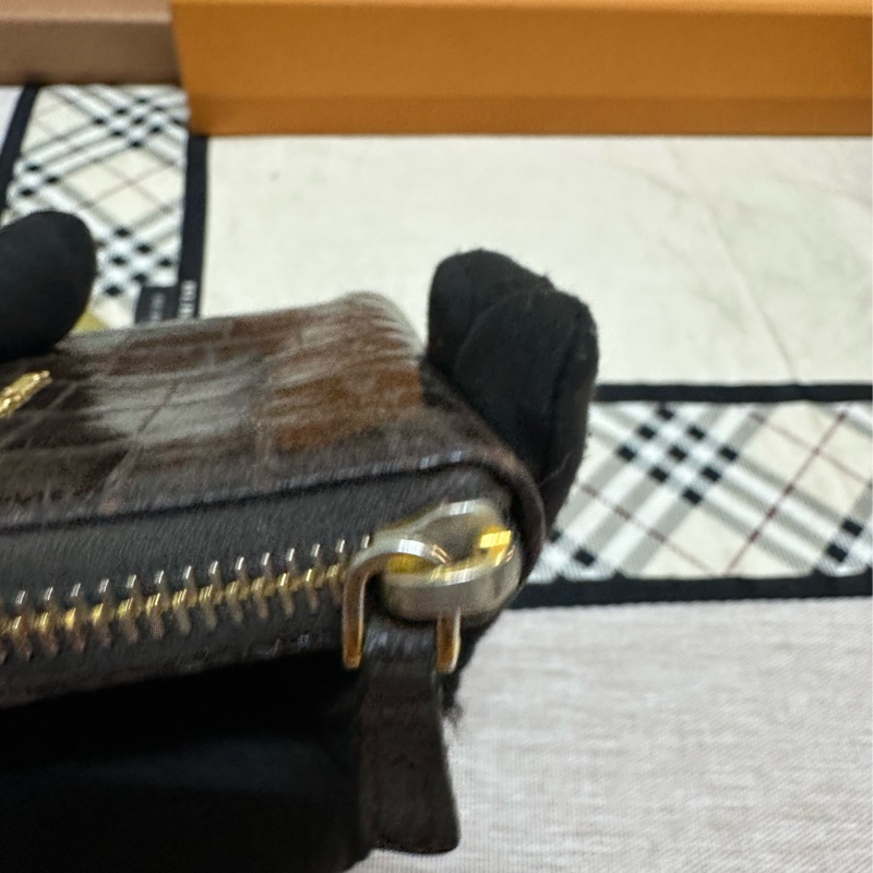 miu miu 棕色鱷魚皮壓紋小零錢包-12