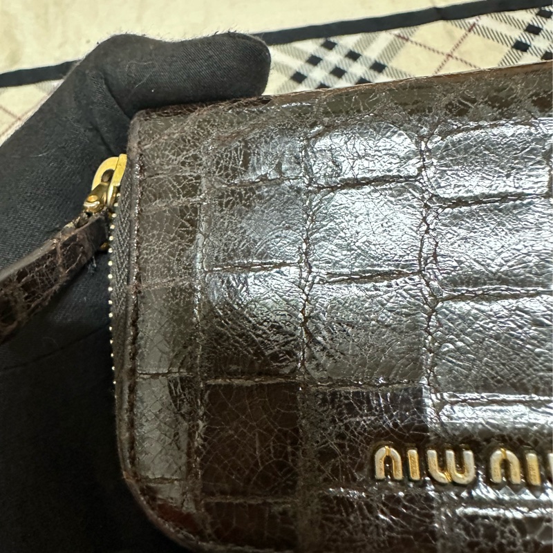 miu miu 棕色鱷魚皮壓紋小零錢包-19