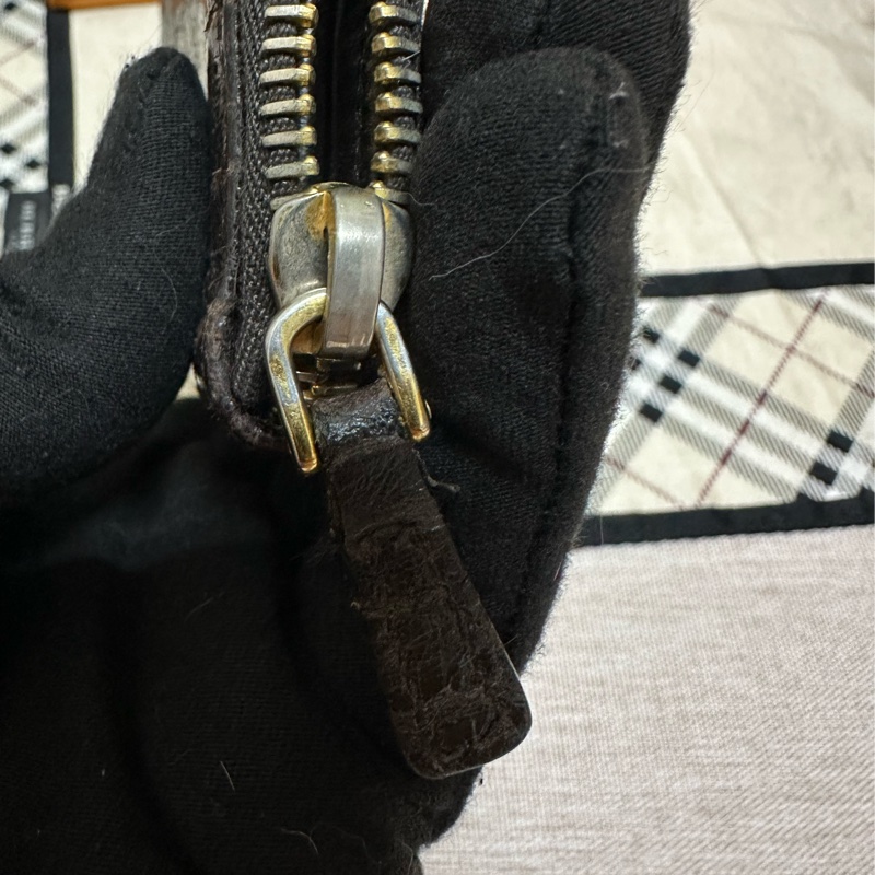 miu miu 棕色鱷魚皮壓紋小零錢包-21