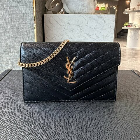 YSL 金LOGO粒紋牛皮斜背/肩背信封包 黑