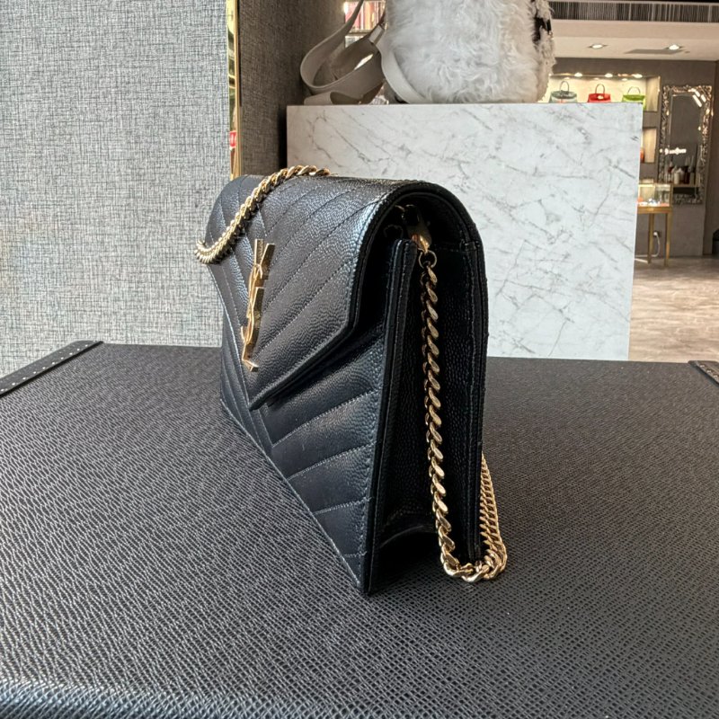 YSL 金LOGO粒紋牛皮斜背/肩背信封包 黑-2