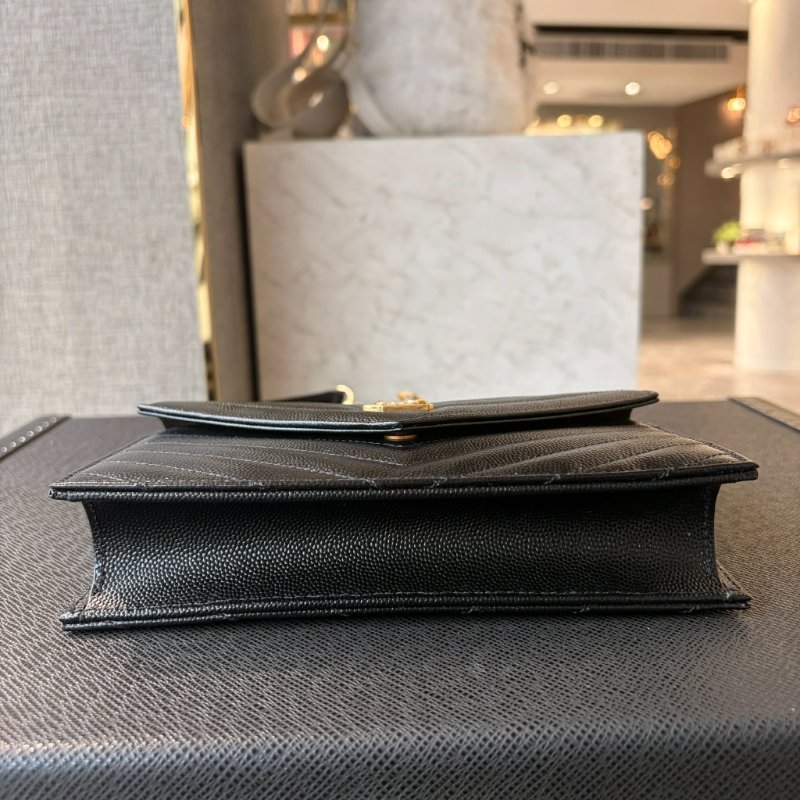 YSL 金LOGO粒紋牛皮斜背/肩背信封包 黑-3