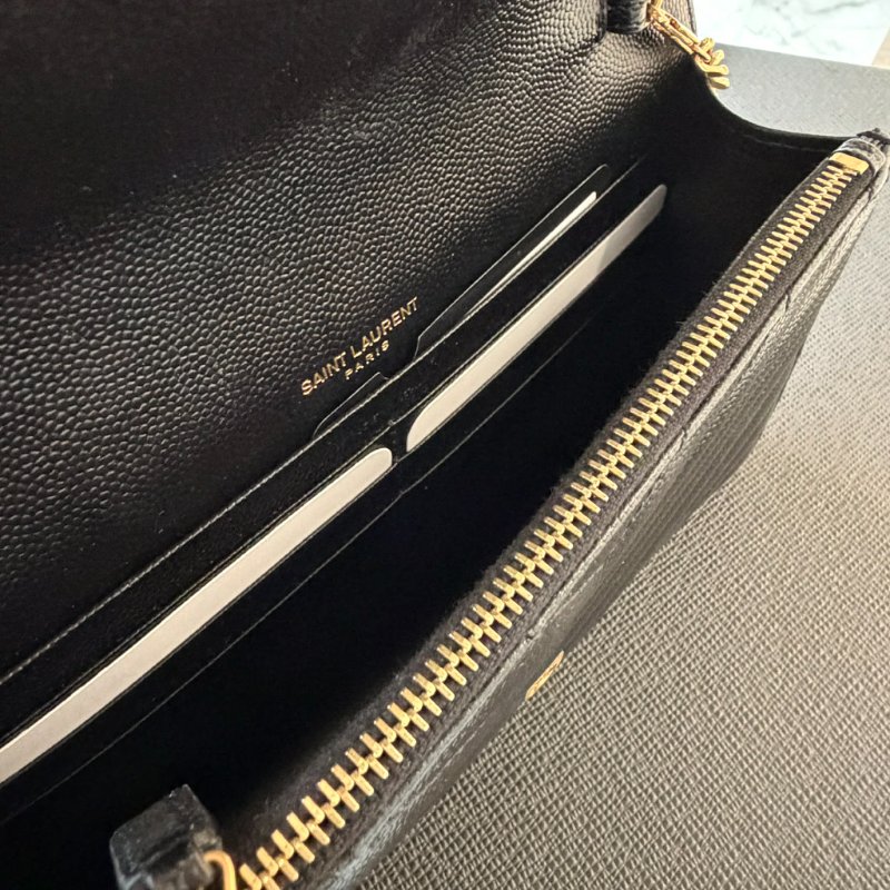 YSL 金LOGO粒紋牛皮斜背/肩背信封包 黑-4