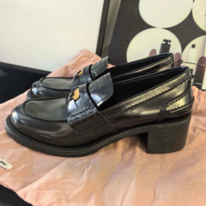 99新 MIUMIU繆繆 樂福鞋 小牛皮36碼  附件：塵袋。-1