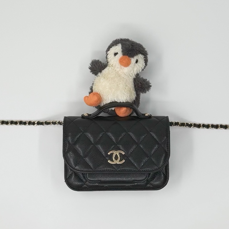 CHANEL 22年季節款黑色魚子醬 mini 郵差包-0