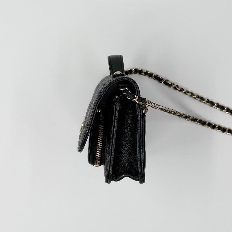 CHANEL 22年季節款黑色魚子醬 mini 郵差包-2