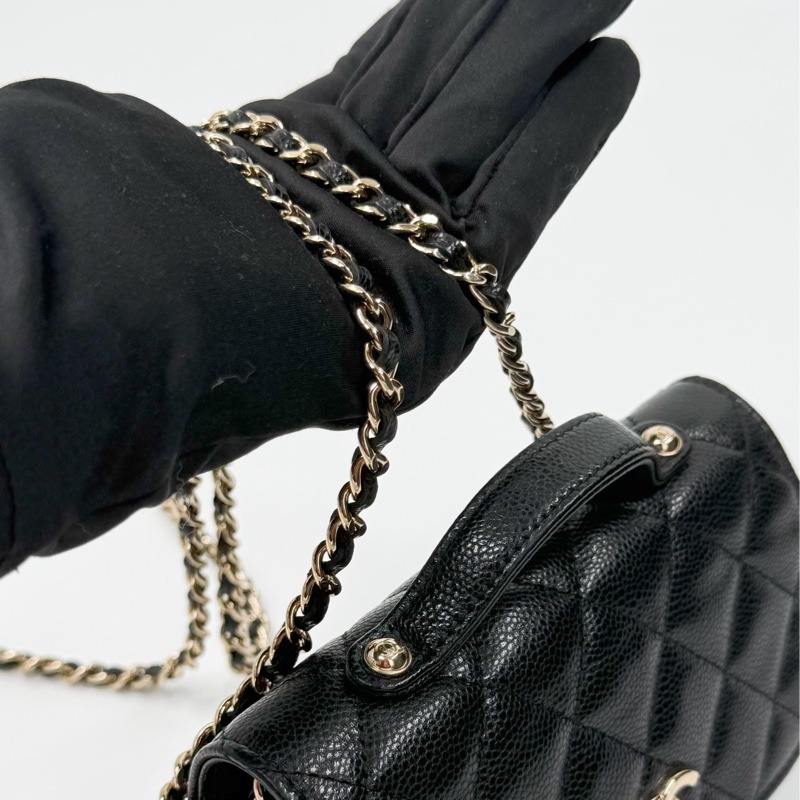 CHANEL 22年季節款黑色魚子醬 mini 郵差包-10