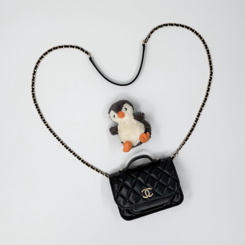 CHANEL 22年季節款黑色魚子醬 mini 郵差包-11