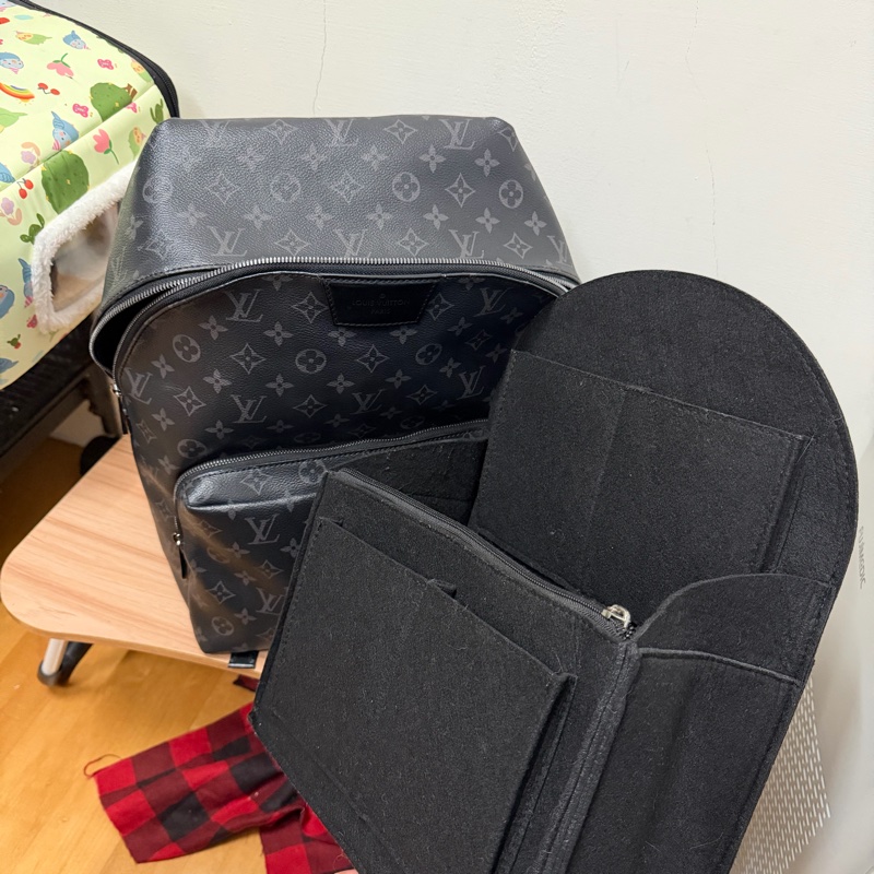 Lv黑原花Discovery後背包（M43186）-13