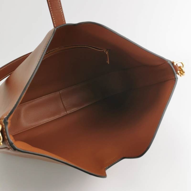 Celine CAMILLE 16 SOFT中型牛皮純色金屬扣斜背包單肩包-6