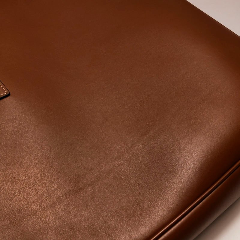 Celine CAMILLE 16 SOFT中型牛皮純色金屬扣斜背包單肩包-12