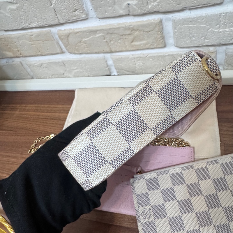 Lv 白棋盤格 三合一信封包-6