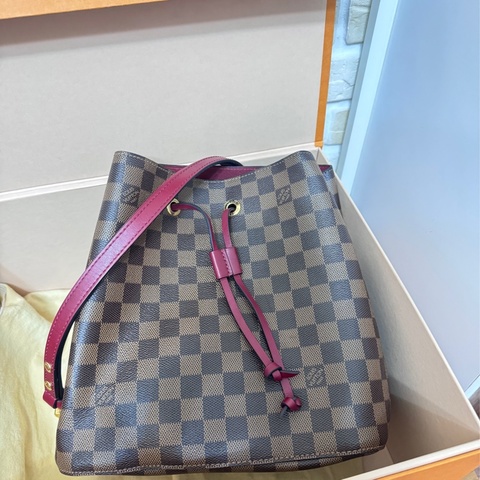 Lv 絕版莓果紅棋盤水桶包